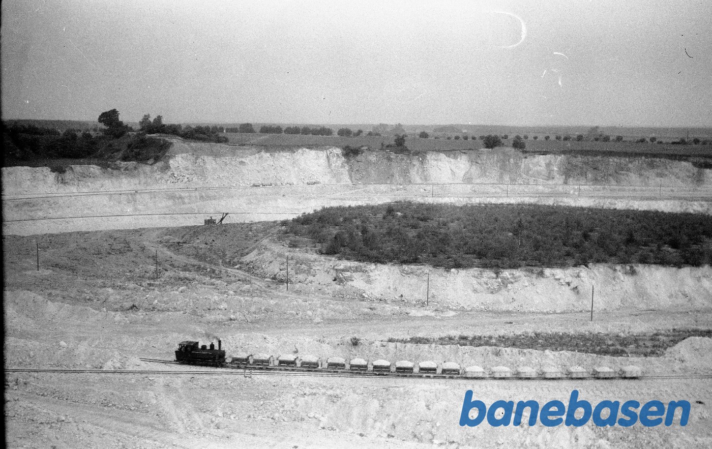 Damplokomotiv nr. 1 på vej op ad bruddet med læssede vogne Damplokomotiv nr. 1 på vej op ad bruddet med læssede vogne