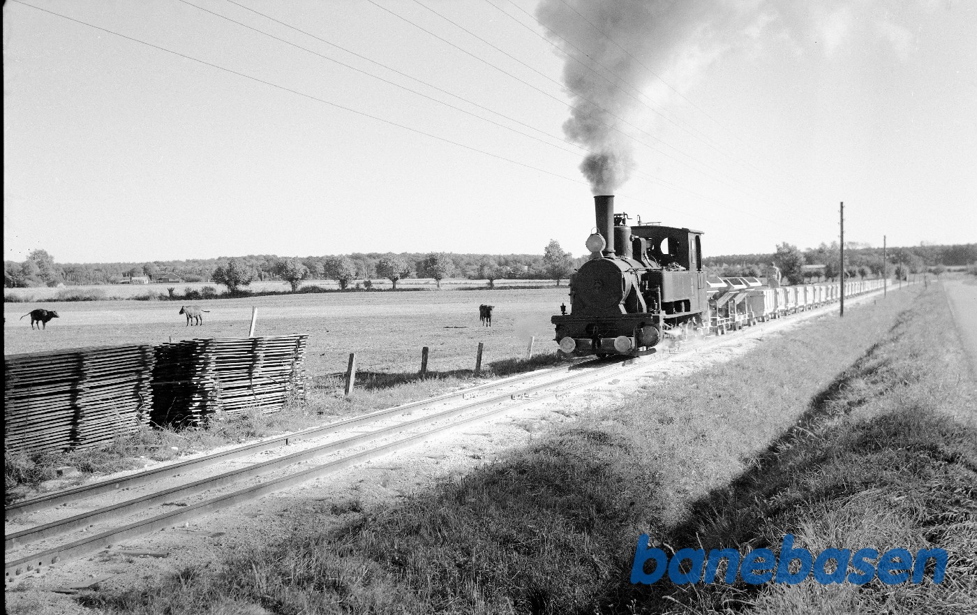 Damplokomotiv nr. 1 med tomme vogne på strækningen mellem Ladepladsen og Stubberup Damplokomotiv nr. 1 med tomme vogne på strækningen mellem Ladepladsen og Stubberup
