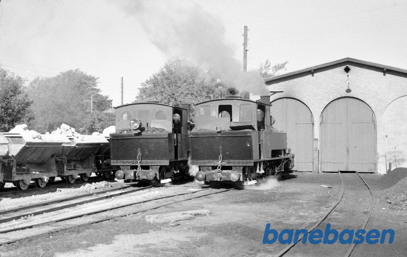 Damplokomotiver holder middagshvil ved remisen Damplokomotiver holder middagshvil ved remisen