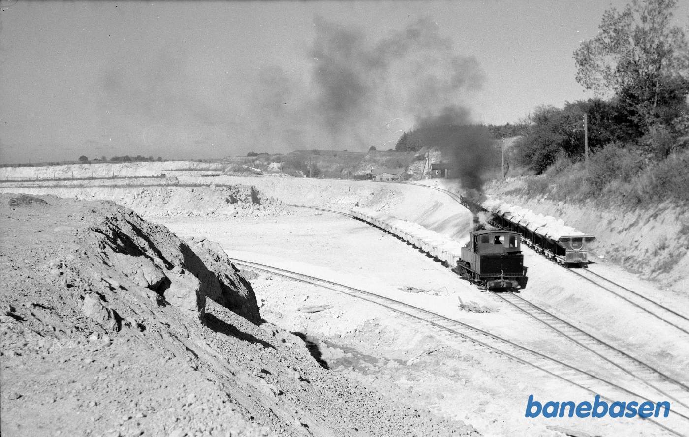 Damplokomotiv nr. 1 med tog i bruddet