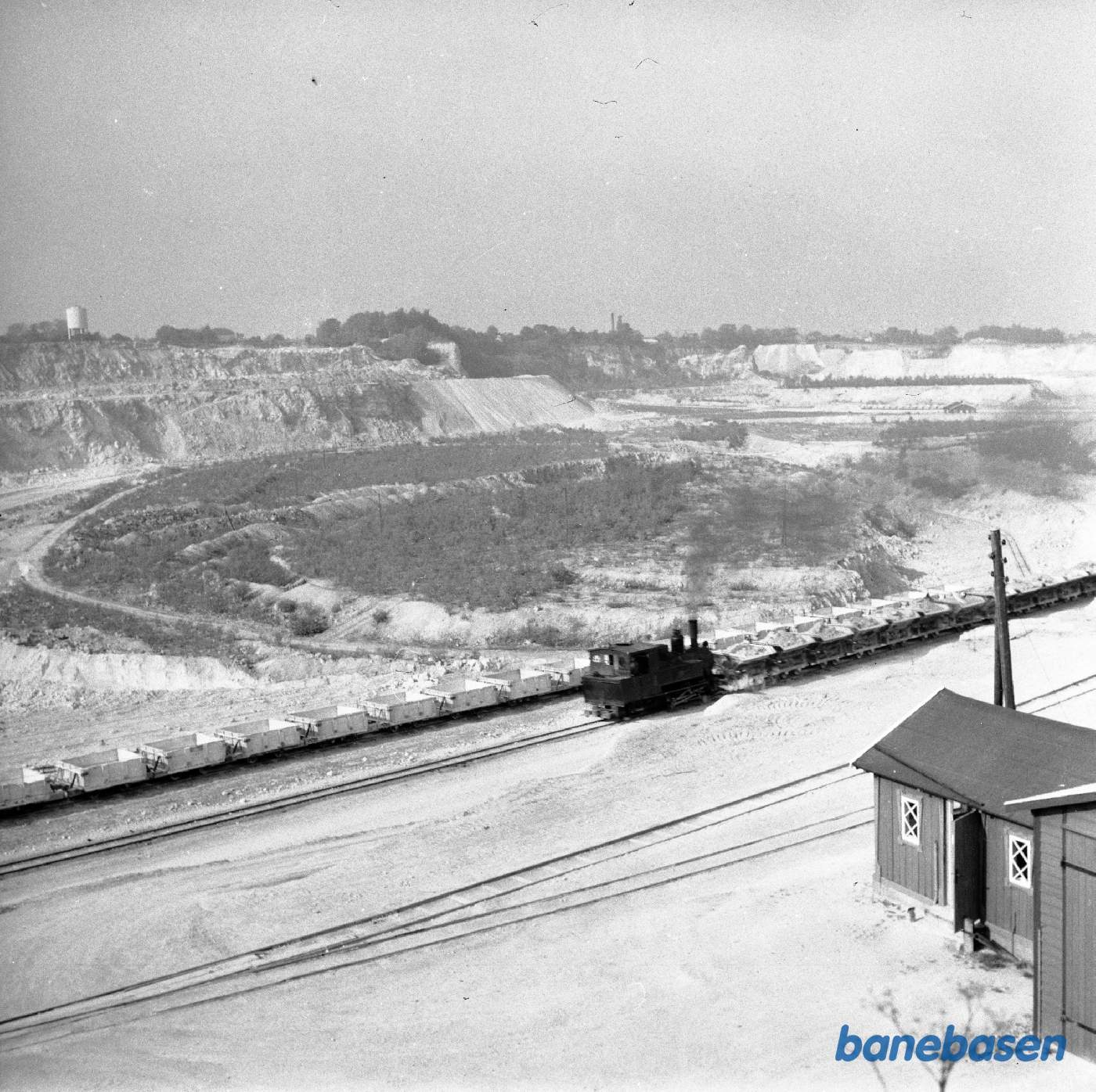 Damplokomotiv med tipvogne i bruddet