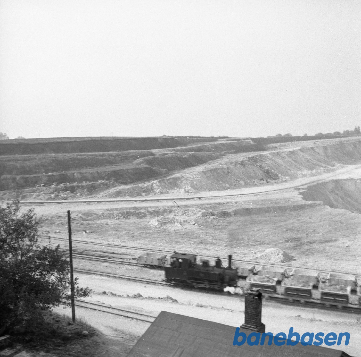 Damplokomotiv med tipvogne i bruddet Damplokomotiv med tipvogne i bruddet