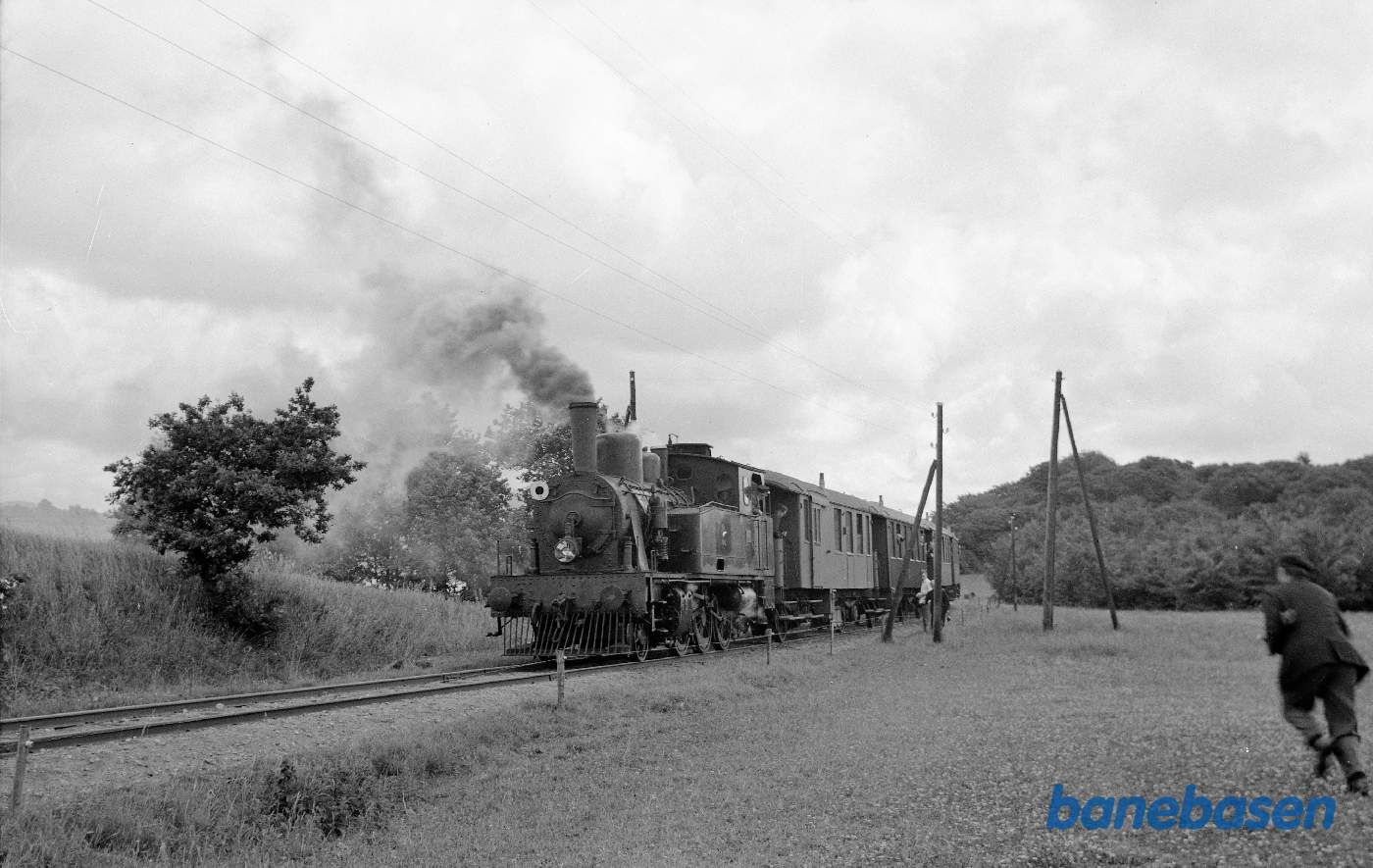 HV L 106 med DJK-udflugtstog