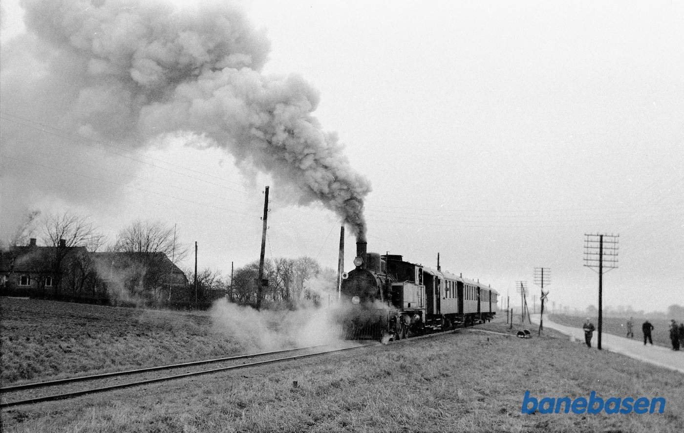 HV L 106 med DJK-udflugtstog