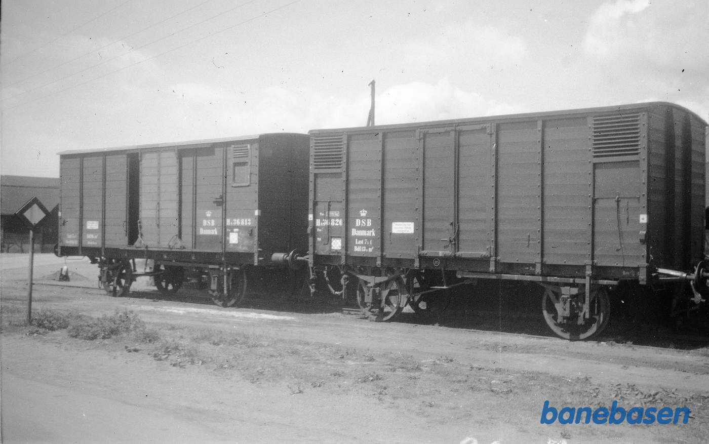 Lukkede godsvogne HA 36826 + HA 36813
