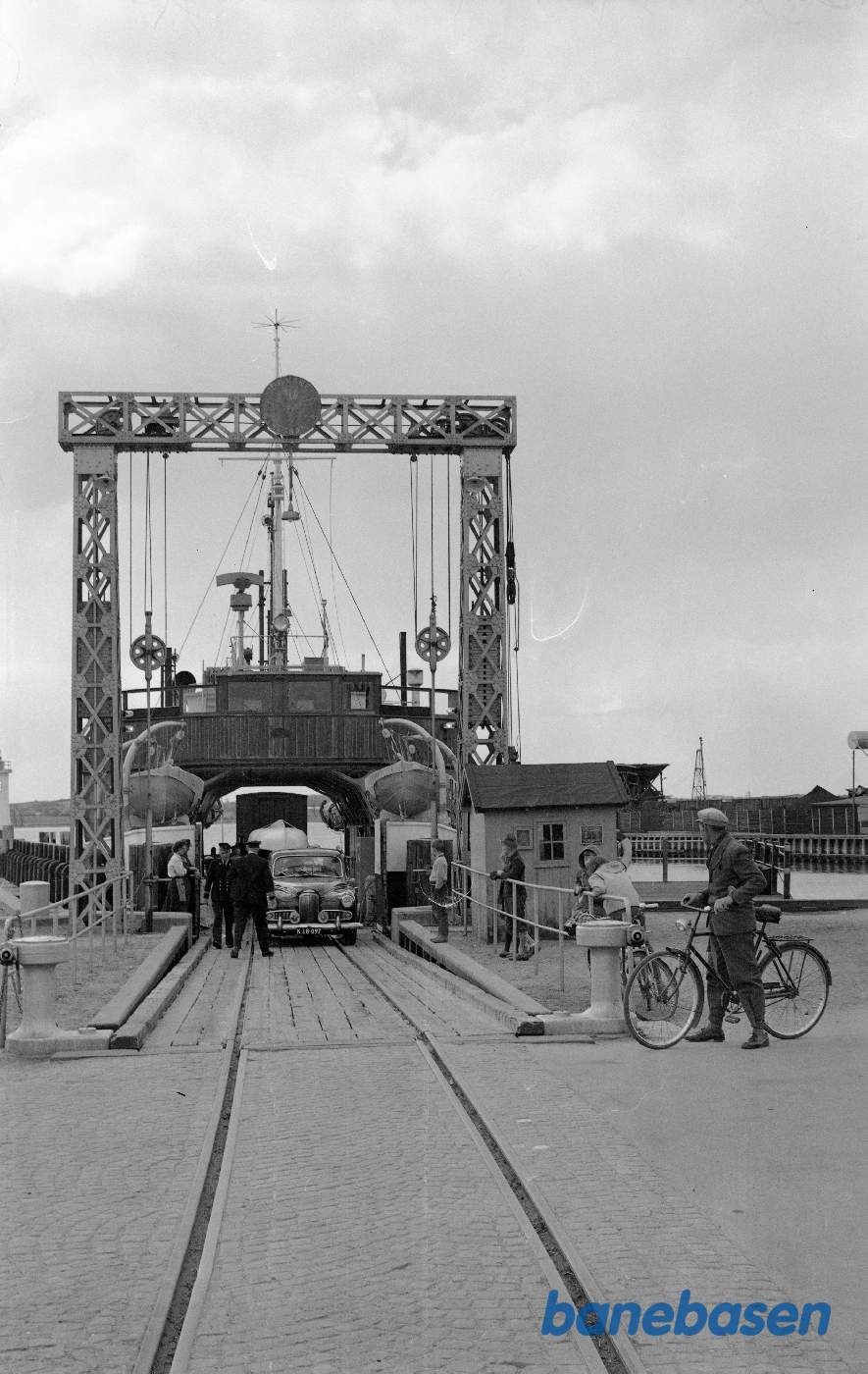 Færgeleje og M/F Mommark