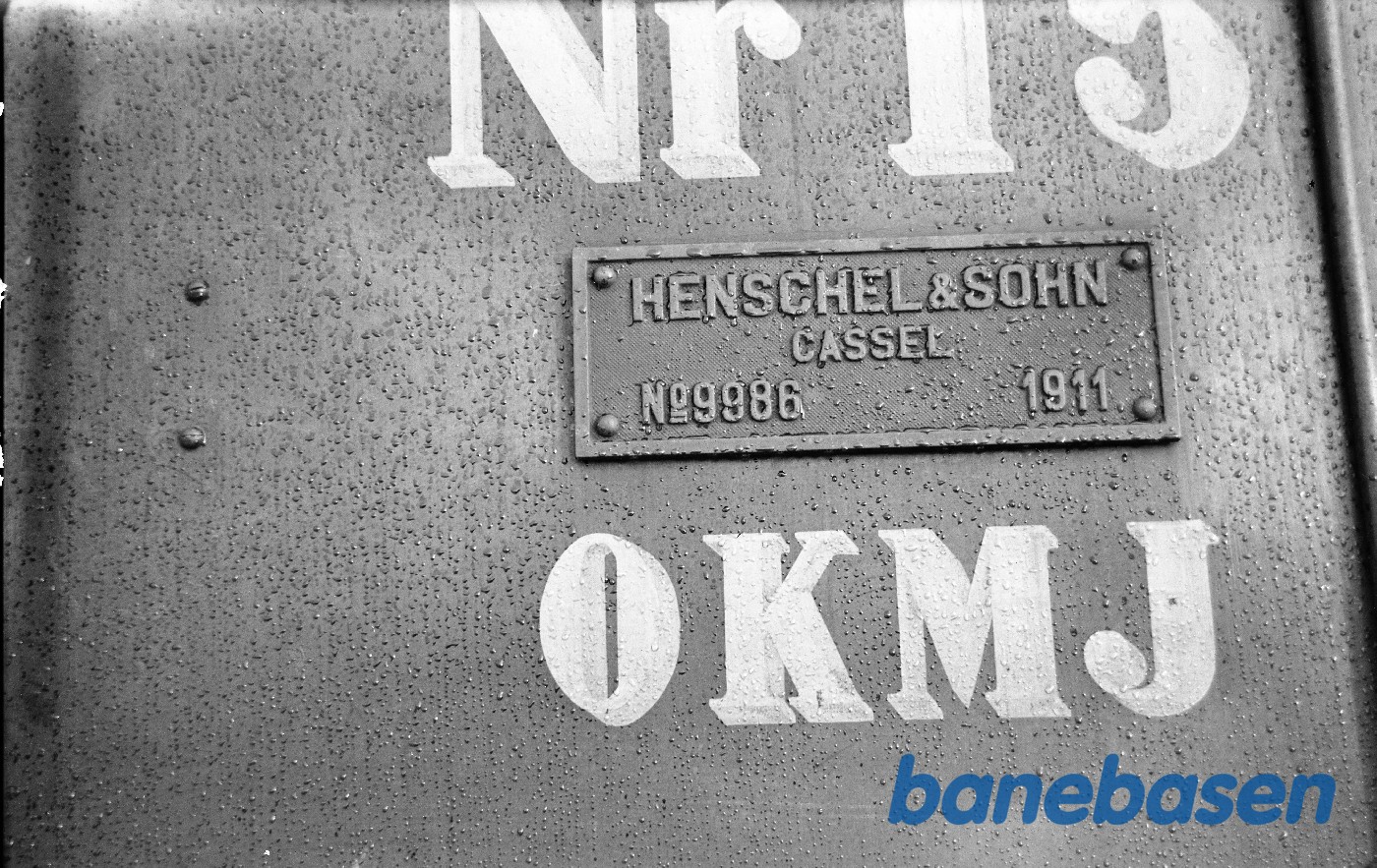 Fabriksplade og påskrift på damplokomotiv nr. 15 Fabriksplade og påskrift på damplokomotiv nr. 15