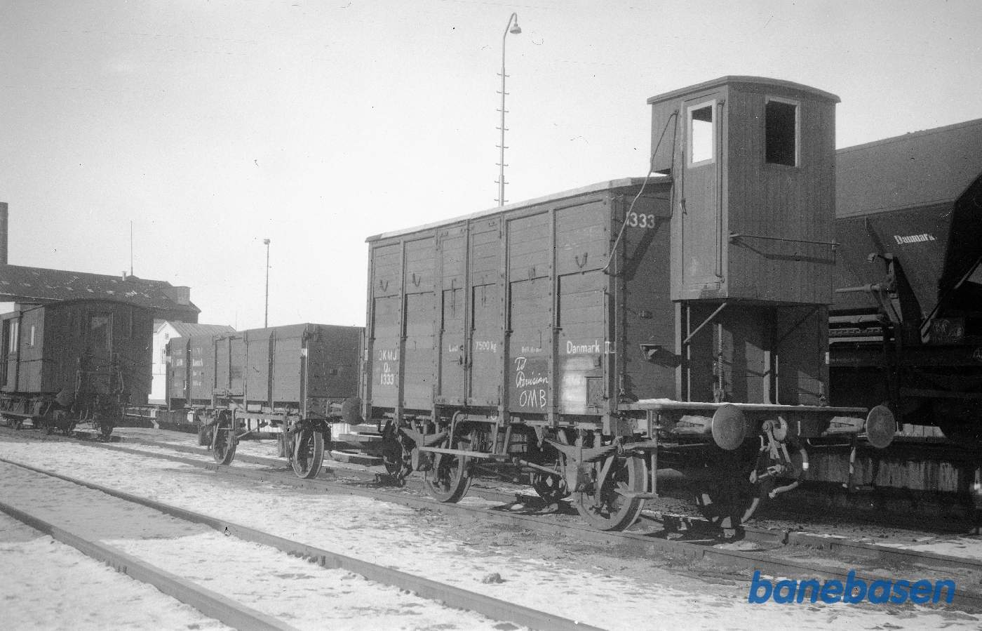 Lukket godsvogn QA 1333 + åben godsvogn KA 1509