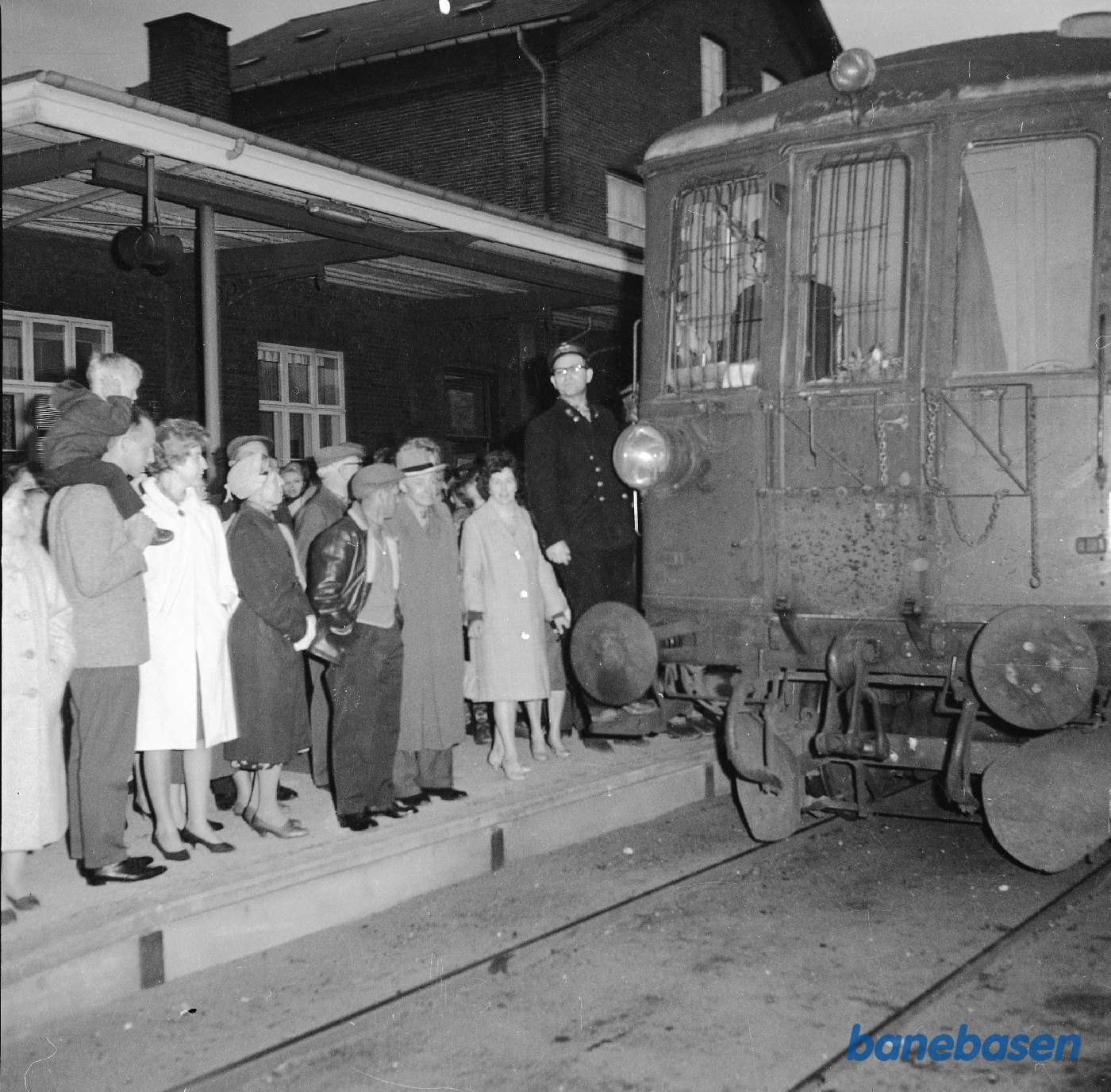 Menneskemylder ved tog 162 ankomst