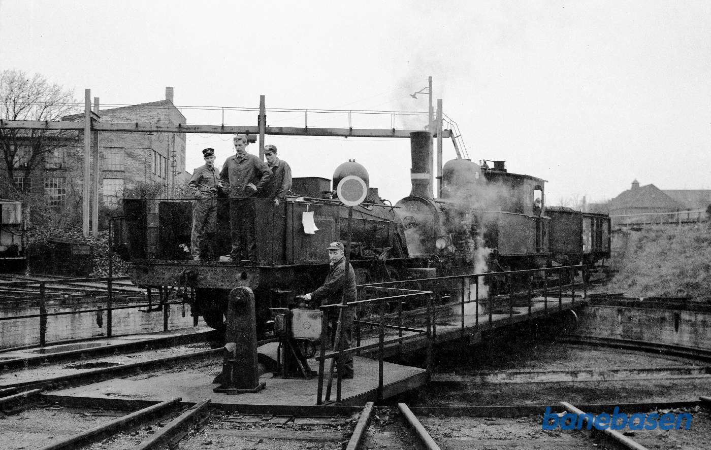 Damplokomotiv ØSJS 6 i delvis adskilt stand, rangeres af F 473 Damplokomotiv ØSJS 6 i delvis adskilt stand, rangeres af F 473