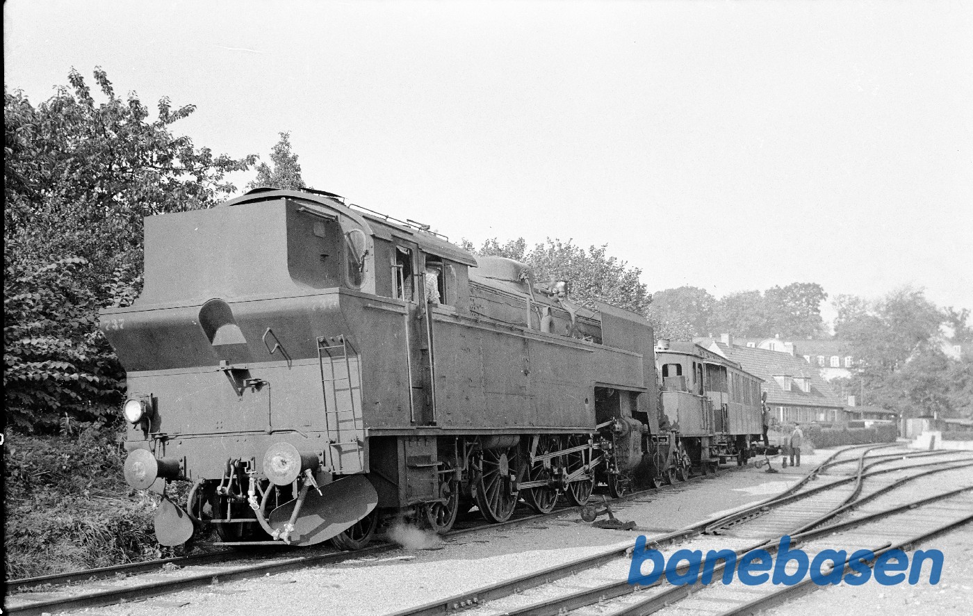 S 737 + F 492 + HHGB A 1 rangeres på plads i sidesporet på Klampenborg station S 737 + F 492 + HHGB A 1 rangeres på plads i sidesporet på Klampenborg station