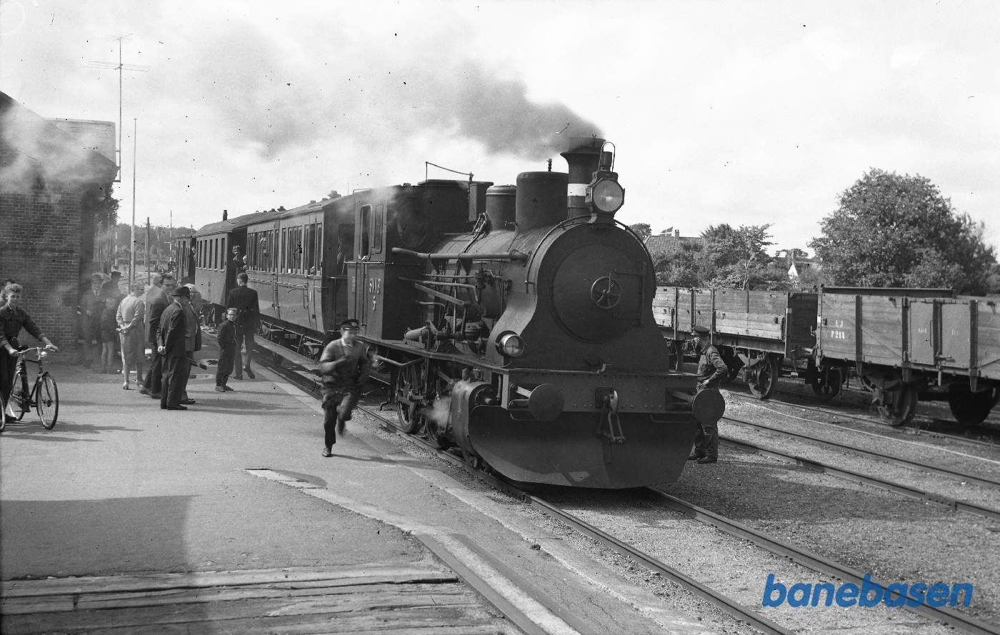 SNNB nr. 5 med tog på museumsbanen