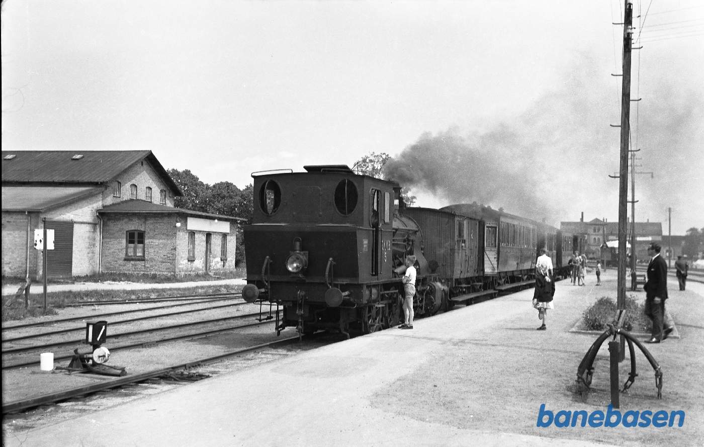 SNNB nr. 5 med tog på museumsbanen