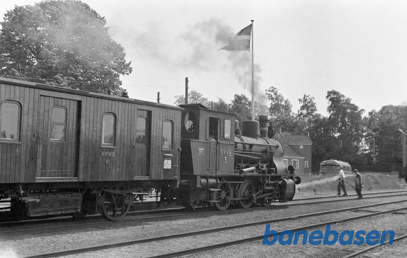 SNNB nr. 5 med tog på museumsbanen SNNB nr. 5 med tog på museumsbanen