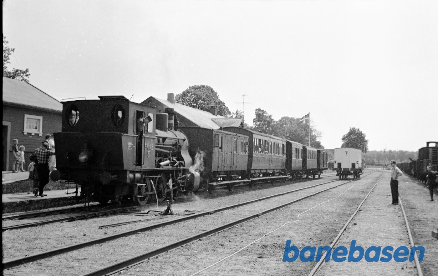 SNNB nr. 5 med tog på museumsbanen SNNB nr. 5 med tog på museumsbanen