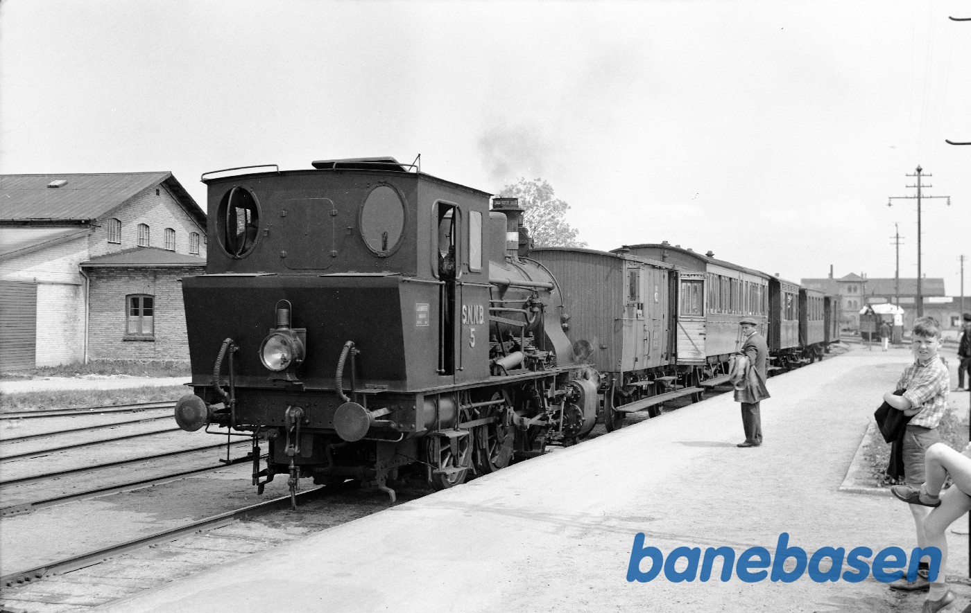 SNNB nr. 5 med tog på museumsbanen SNNB nr. 5 med tog på museumsbanen