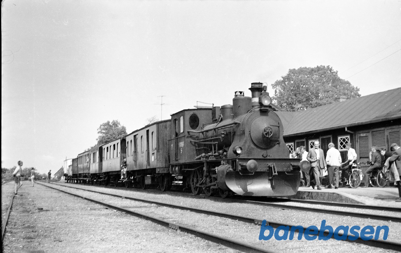 SNNB nr. 5 med tog på museumsbanen SNNB nr. 5 med tog på museumsbanen