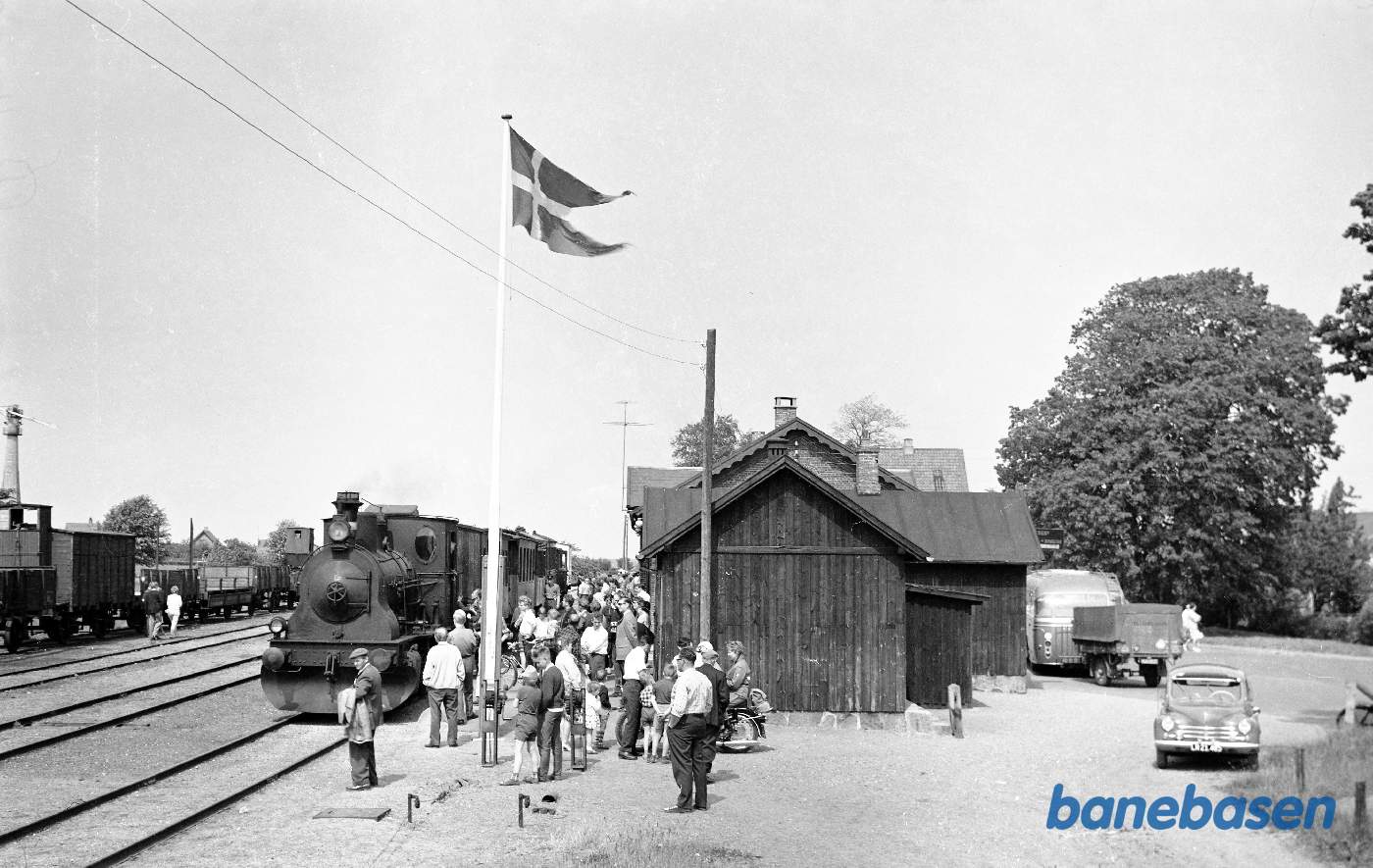 SNNB nr. 5 med tog på museumsbanen