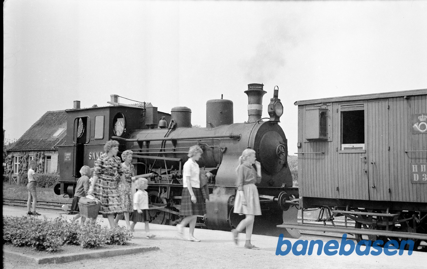 SNNB nr. 5 med tog på museumsbanen SNNB nr. 5 med tog på museumsbanen