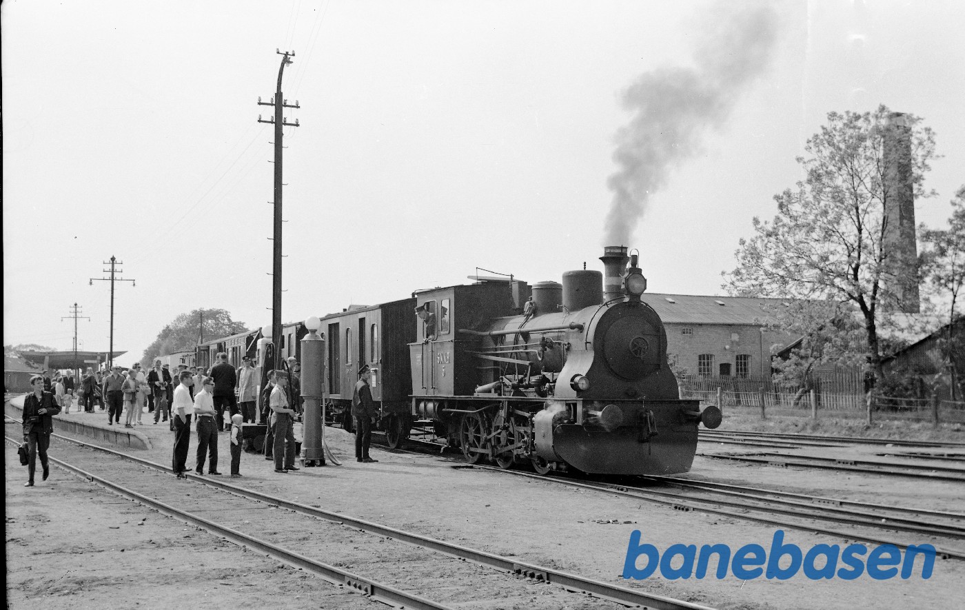 SNNB nr. 5 med tog på museumsbanen SNNB nr. 5 med tog på museumsbanen