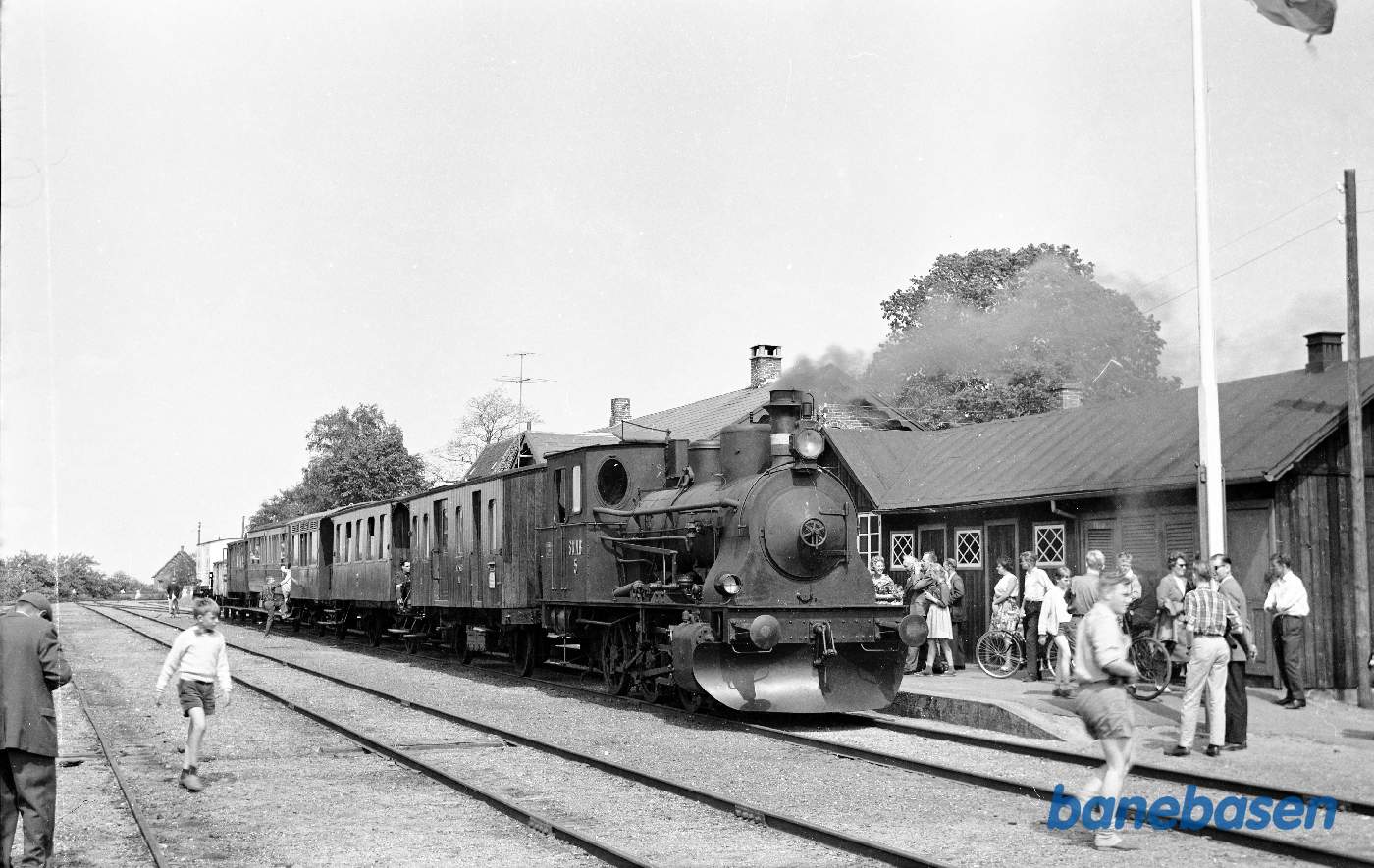 SNNB nr. 5 med tog på museumsbanen