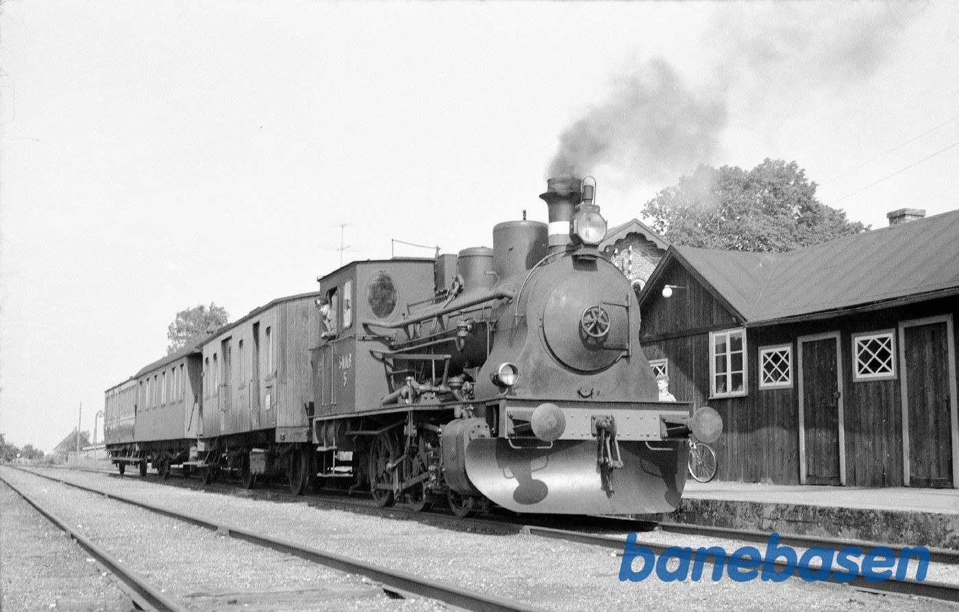 SNNB nr. 5 med tog på museumsbanen SNNB nr. 5 med tog på museumsbanen