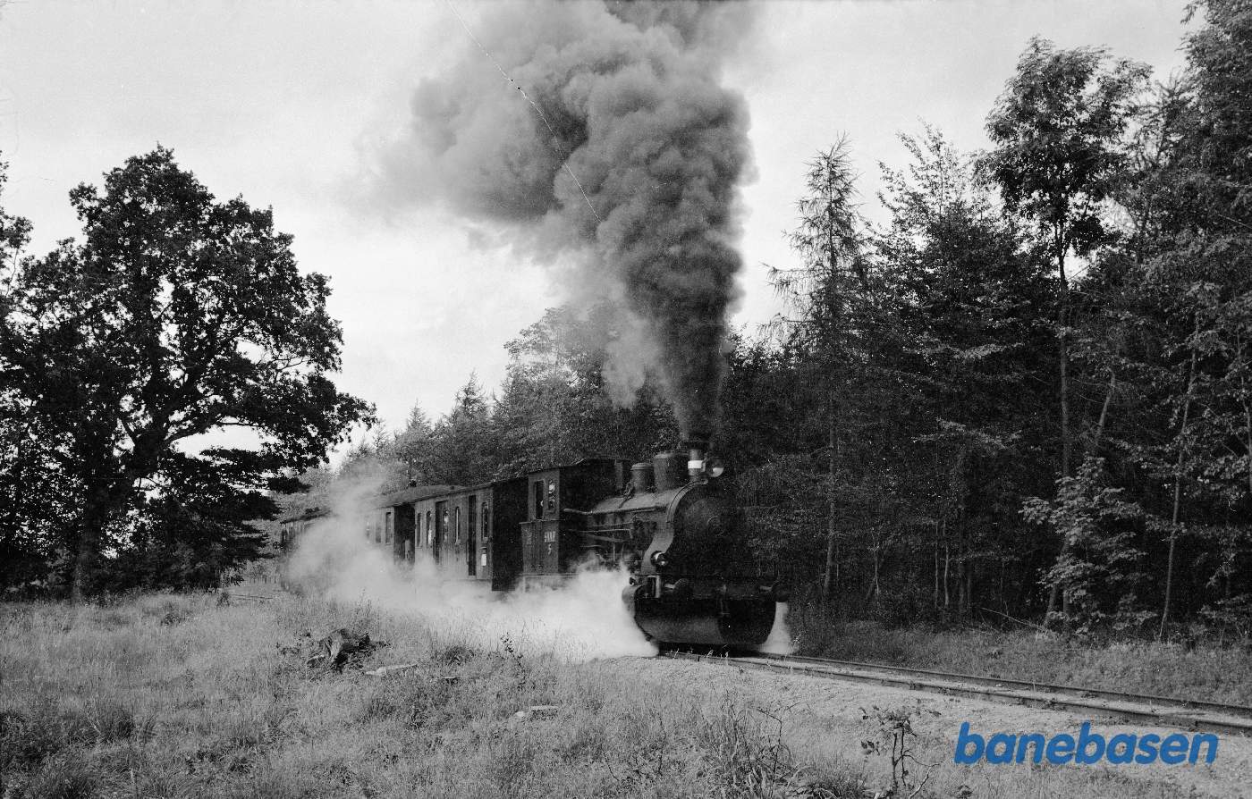 SNNB nr. 5 med tog på museumsbanen