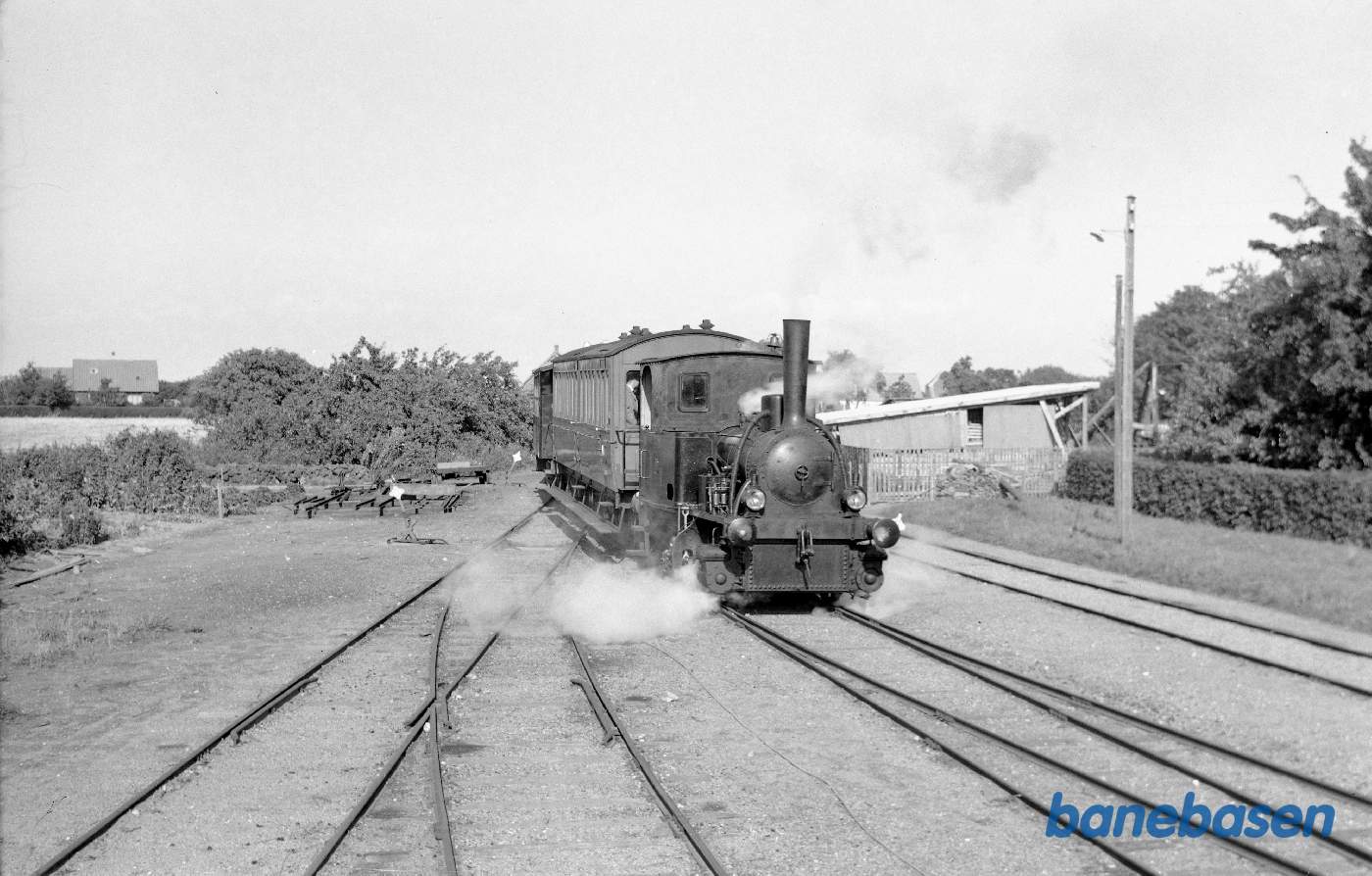 ØSJS nr. 3 med tog på museumsbanen