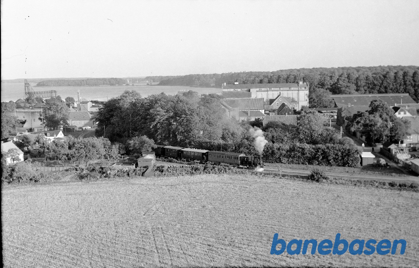 ØSJS nr. 3 med tog på museumsbanen ØSJS nr. 3 med tog på museumsbanen