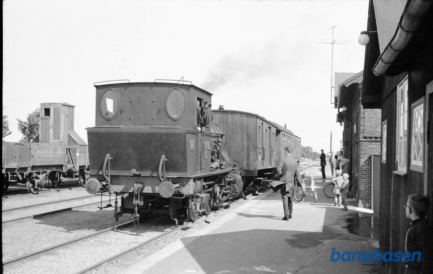 SNNB nr. 5 med tog på museumsbanen