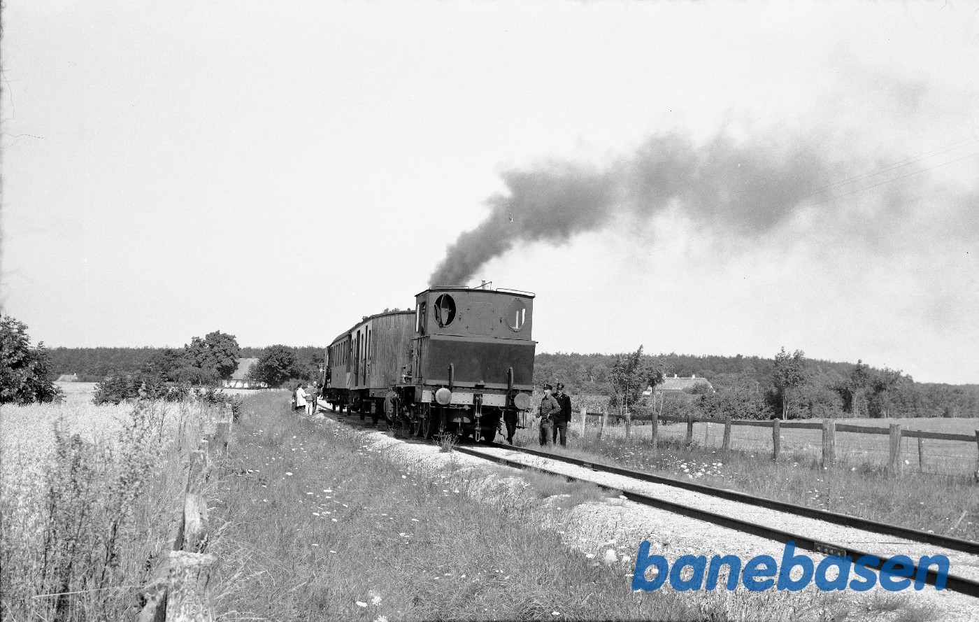 SNNB nr. 5 med tog på museumsbanen SNNB nr. 5 med tog på museumsbanen