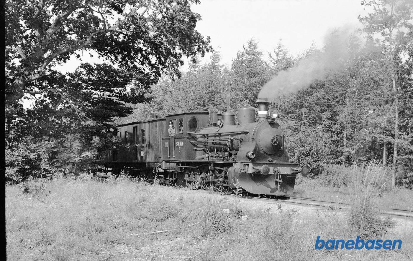 SNNB nr. 5 med tog på museumsbanen