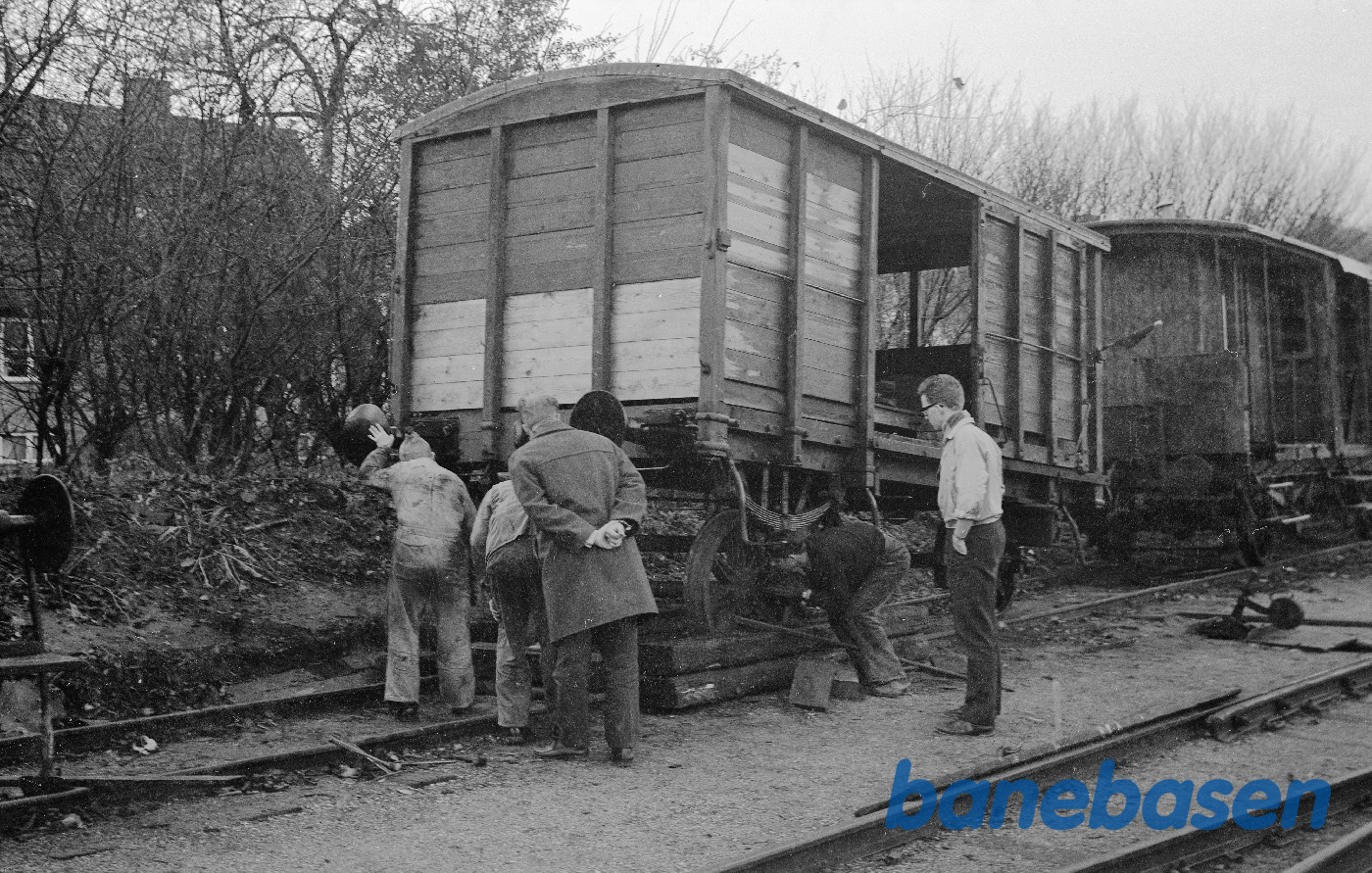 Lukket godsvogn ØSJS E 26, der skiftes en fjeder Lukket godsvogn ØSJS E 26, der skiftes en fjeder