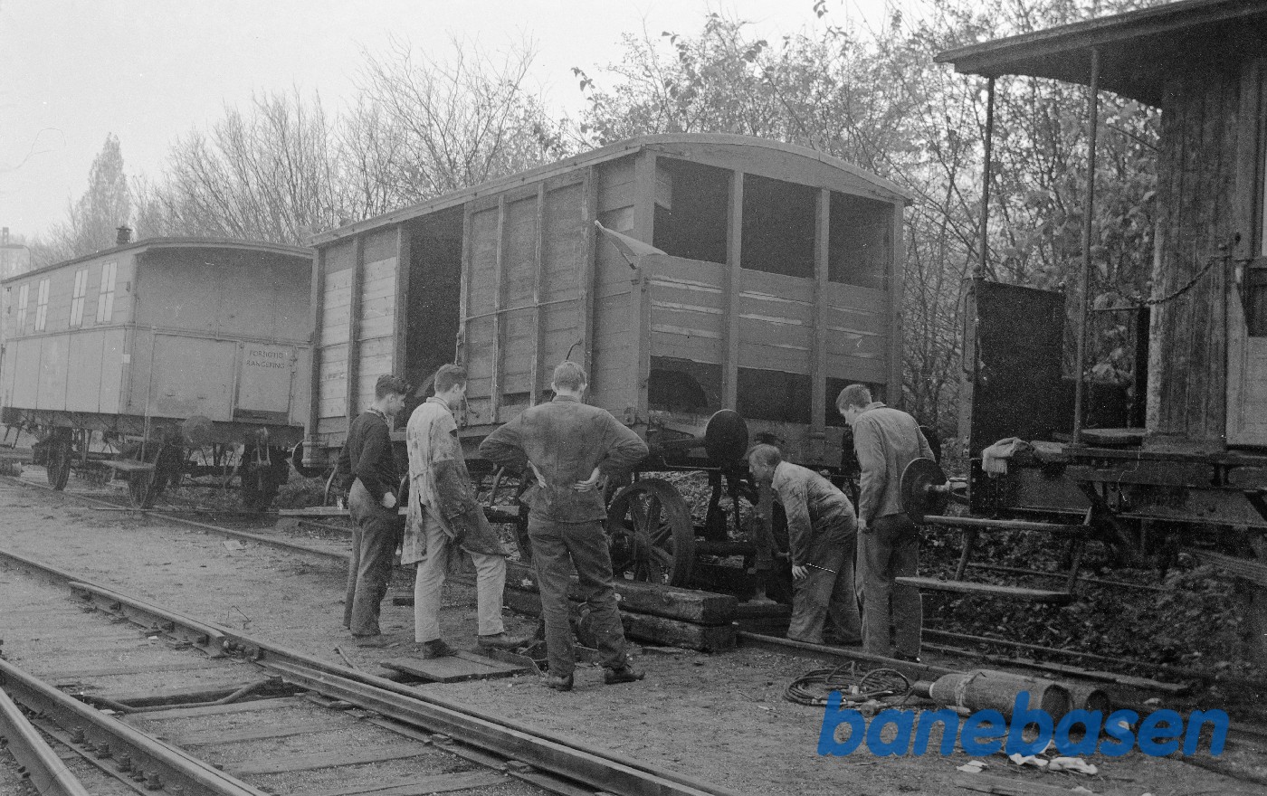 Lukket godsvogn ØSJS E 26, der skiftes en fjeder Lukket godsvogn ØSJS E 26, der skiftes en fjeder