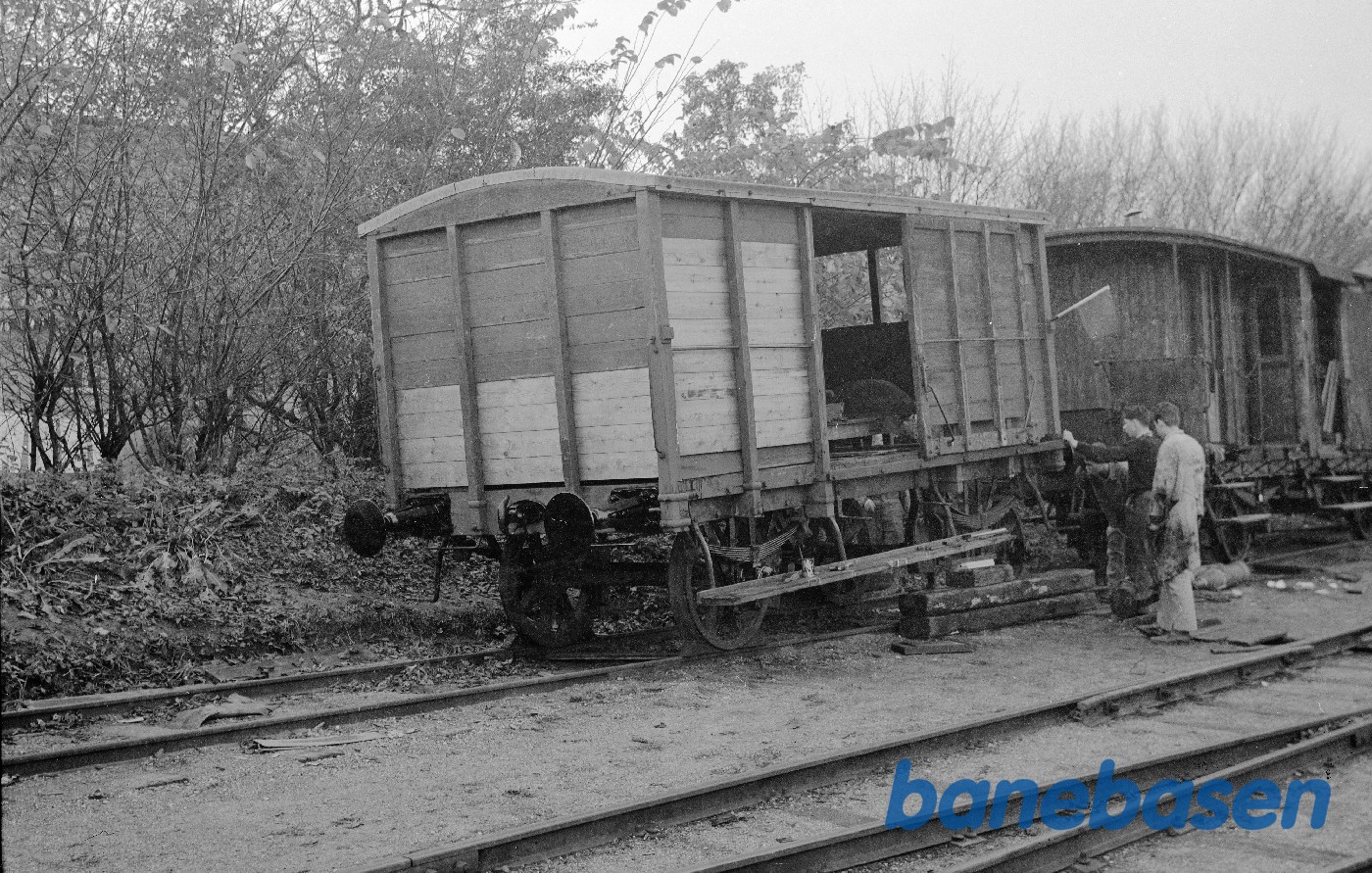 Lukket godsvogn ØSJS E 26, der skiftes en fjeder Lukket godsvogn ØSJS E 26, der skiftes en fjeder
