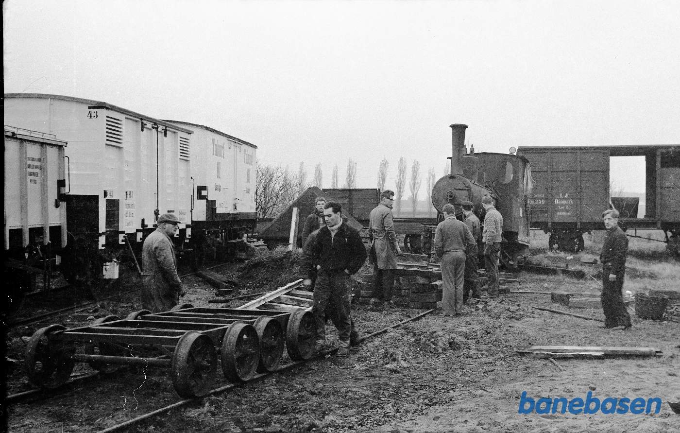 Damplokomotiv "Else", Orenstein 1921/9774 sættes på spor