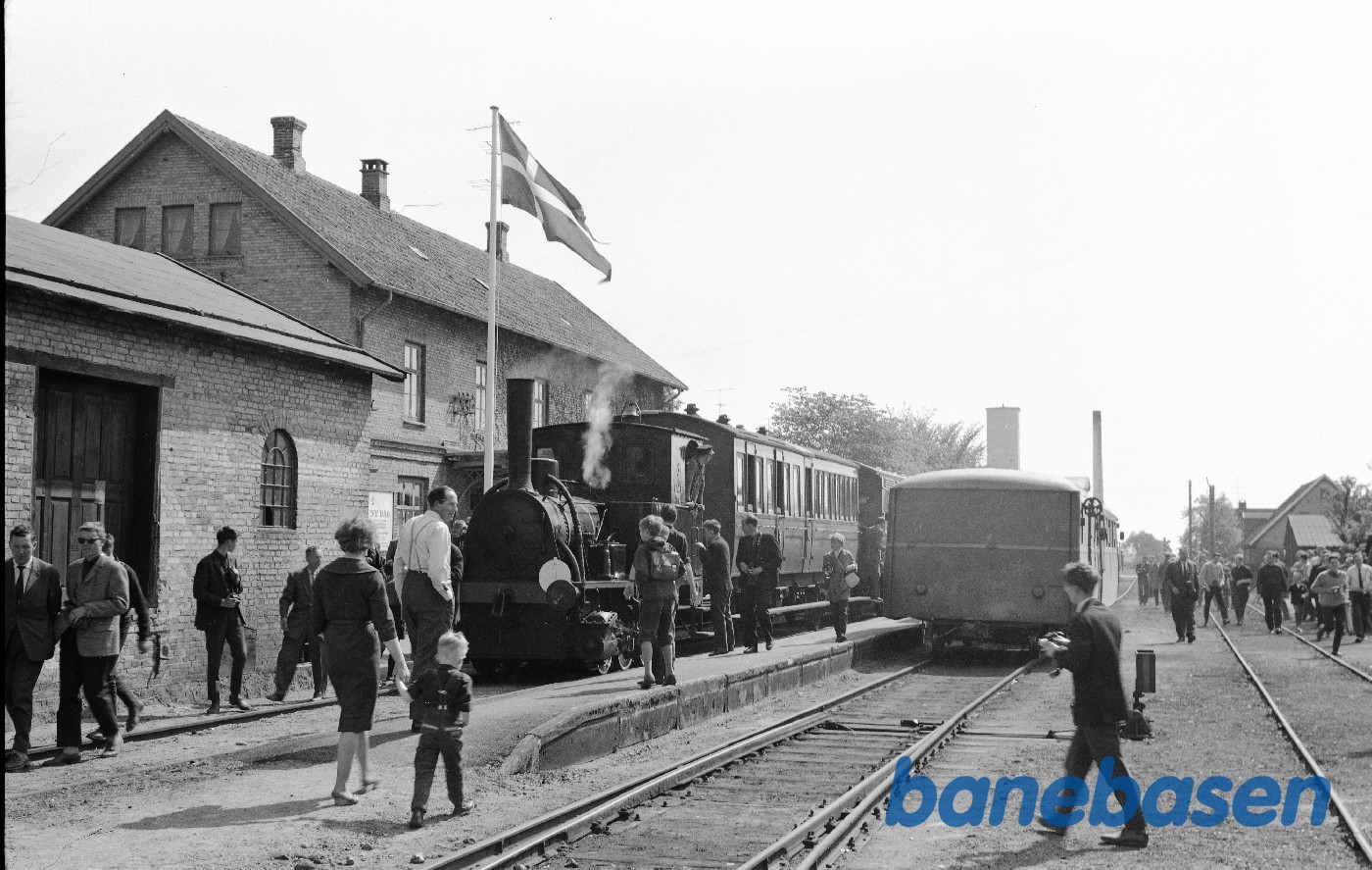 ØSJS nr. 3 med udflugtstog ifm.. DJK-tur til Fugleflugtslinjen (med P 917) ØSJS nr. 3 med udflugtstog ifm.. DJK-tur til Fugleflugtslinjen (med P 917)