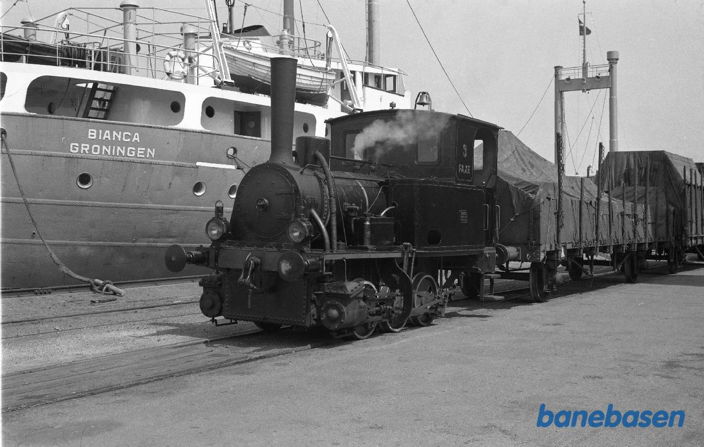 ØSJS nr. 3 rangerer med godsvogne for LJ på havnen