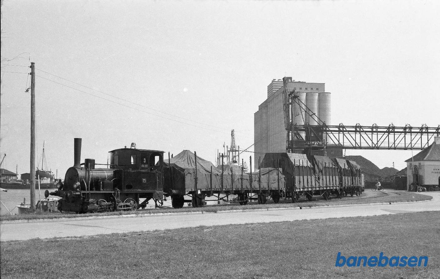 ØSJS nr. 3 rangerer med godsvogne for LJ på havnen