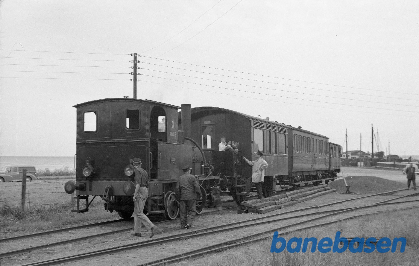 ØSJS nr. 3 med veterantog på havnen ØSJS nr. 3 med veterantog på havnen
