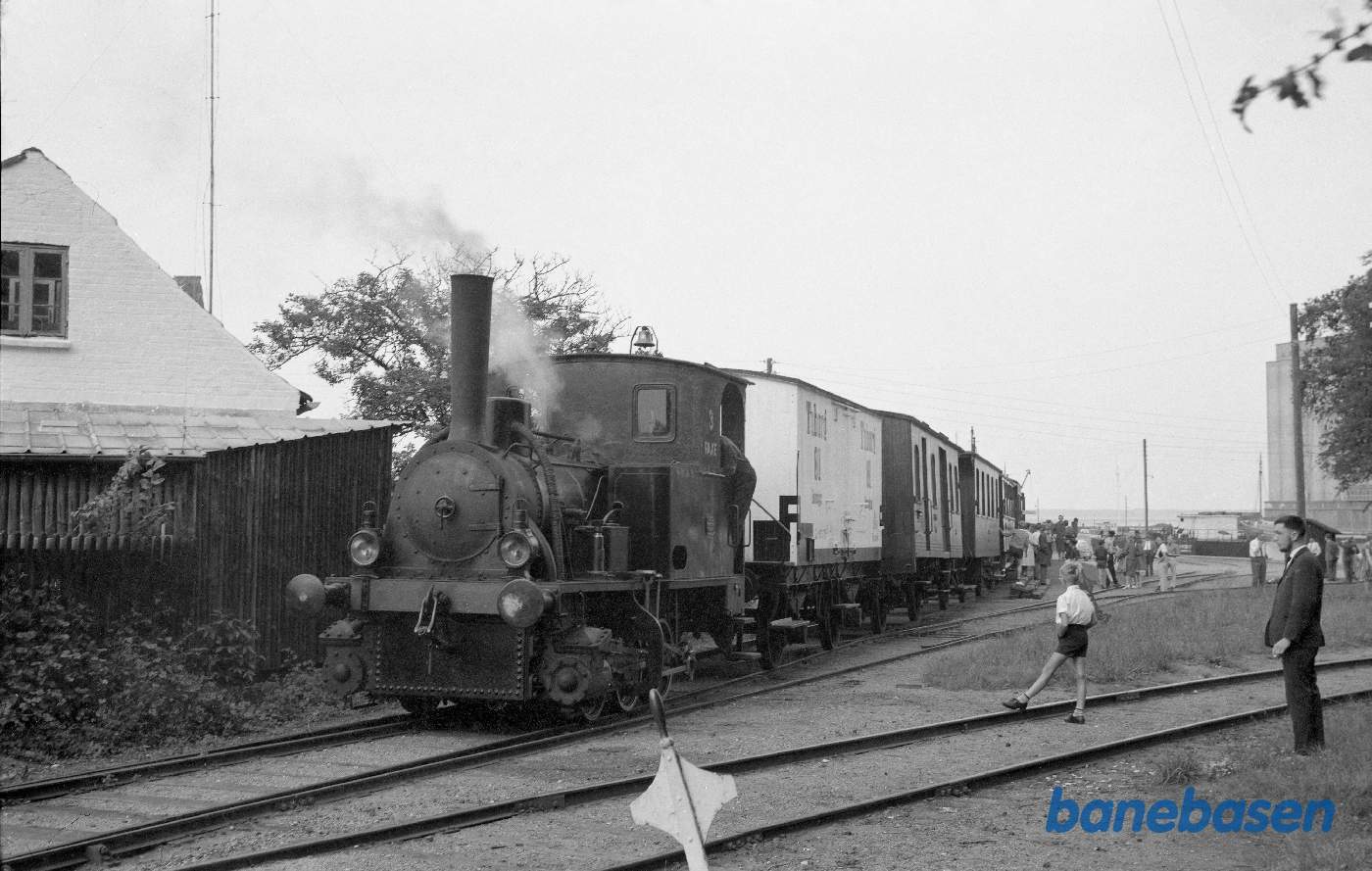 ØSJS nr. 3 med veterantog på havnen ØSJS nr. 3 med veterantog på havnen