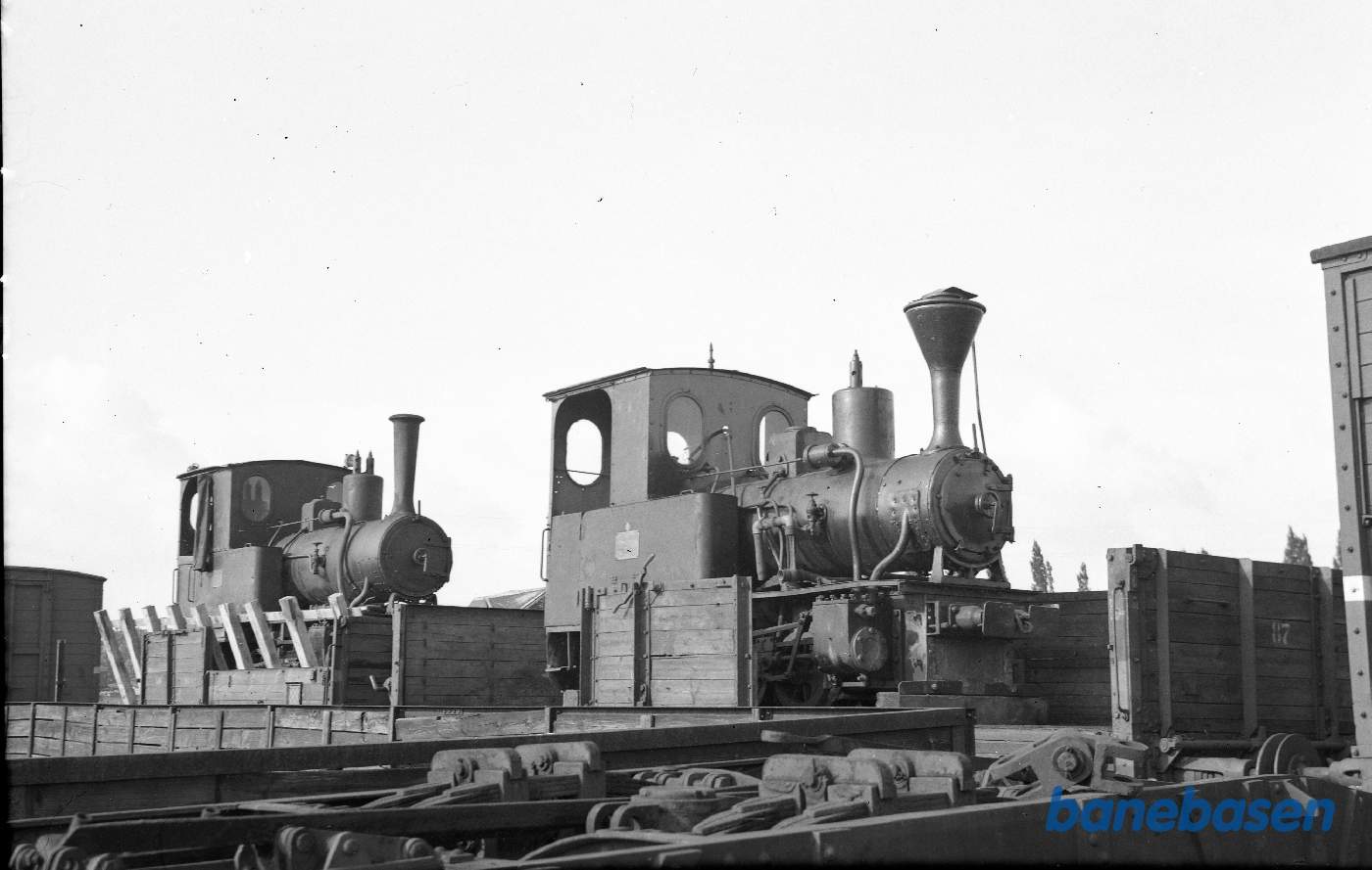 smalsporslokomotiver oplæsset på godsvogn