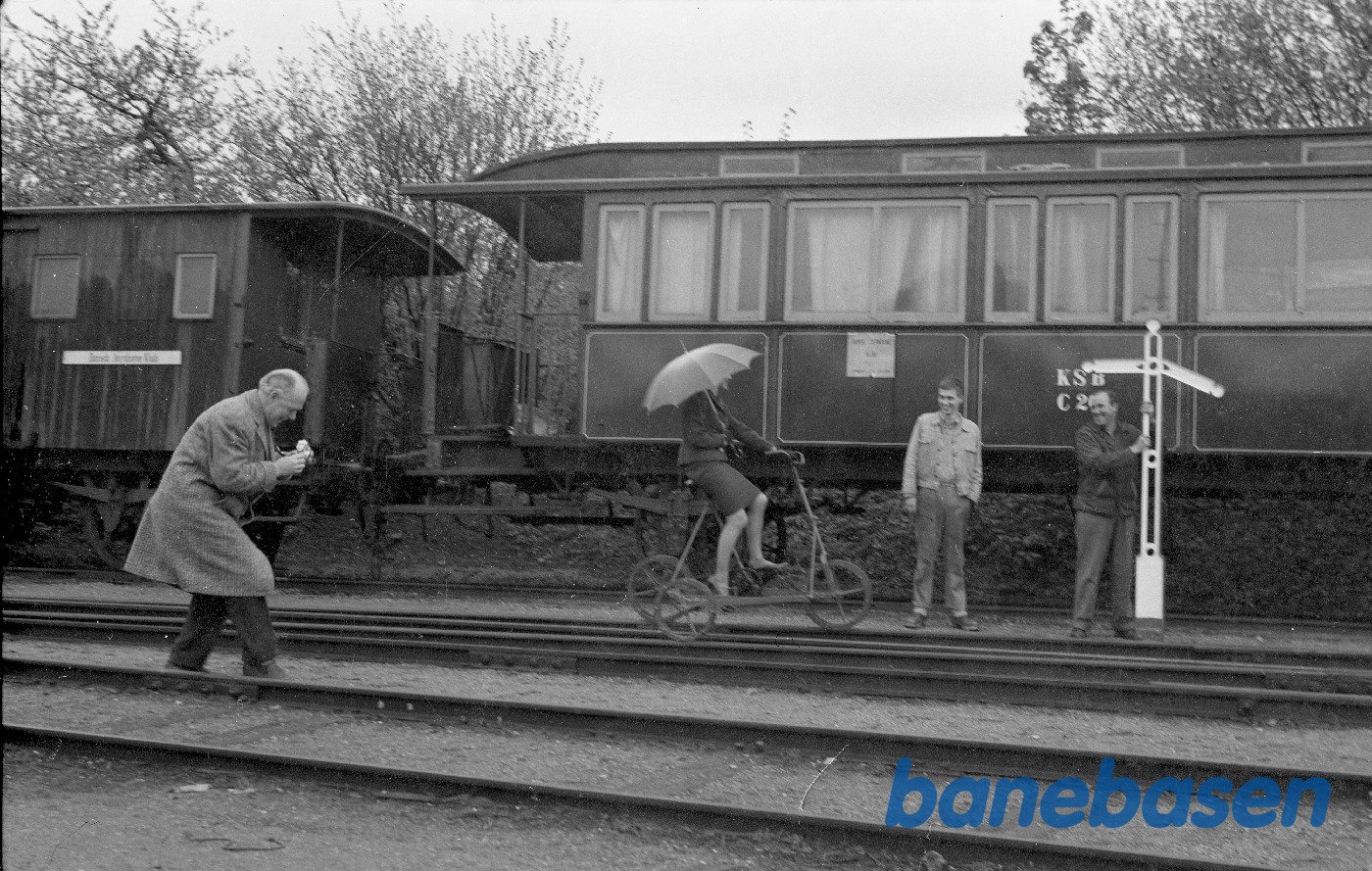 dame på skinnecykel foran KSB C 20 dame på skinnecykel foran KSB C 20