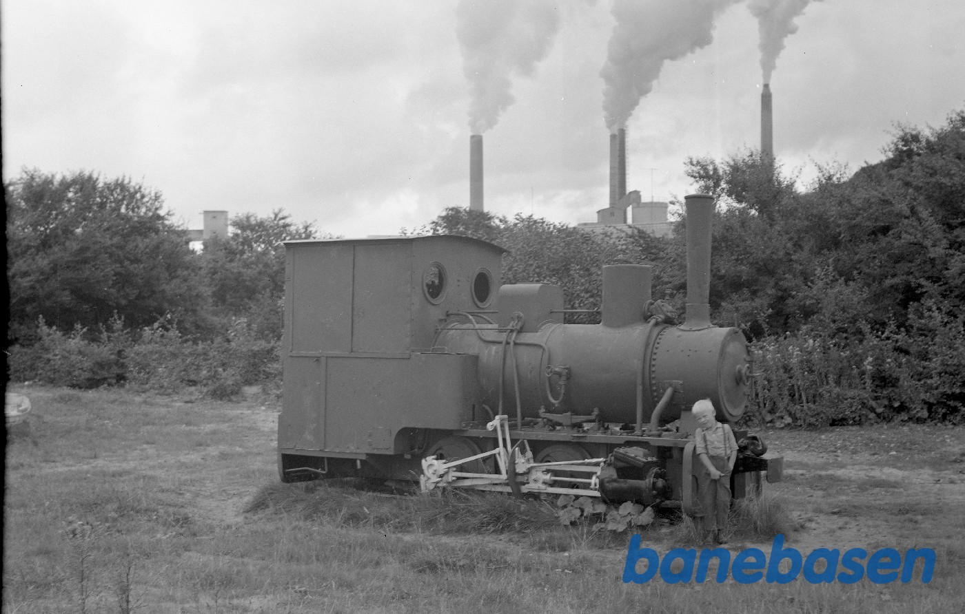 Damplokomotiv "Tine", Kraus 1929/8477, opstillet på legeplads Damplokomotiv "Tine", Kraus 1929/8477, opstillet på legeplads