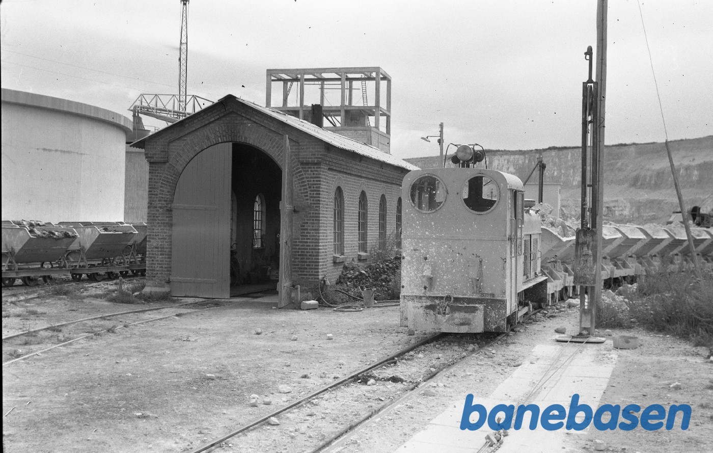 Remise og diesellokomotiv med tipvogne Remise og diesellokomotiv med tipvogne