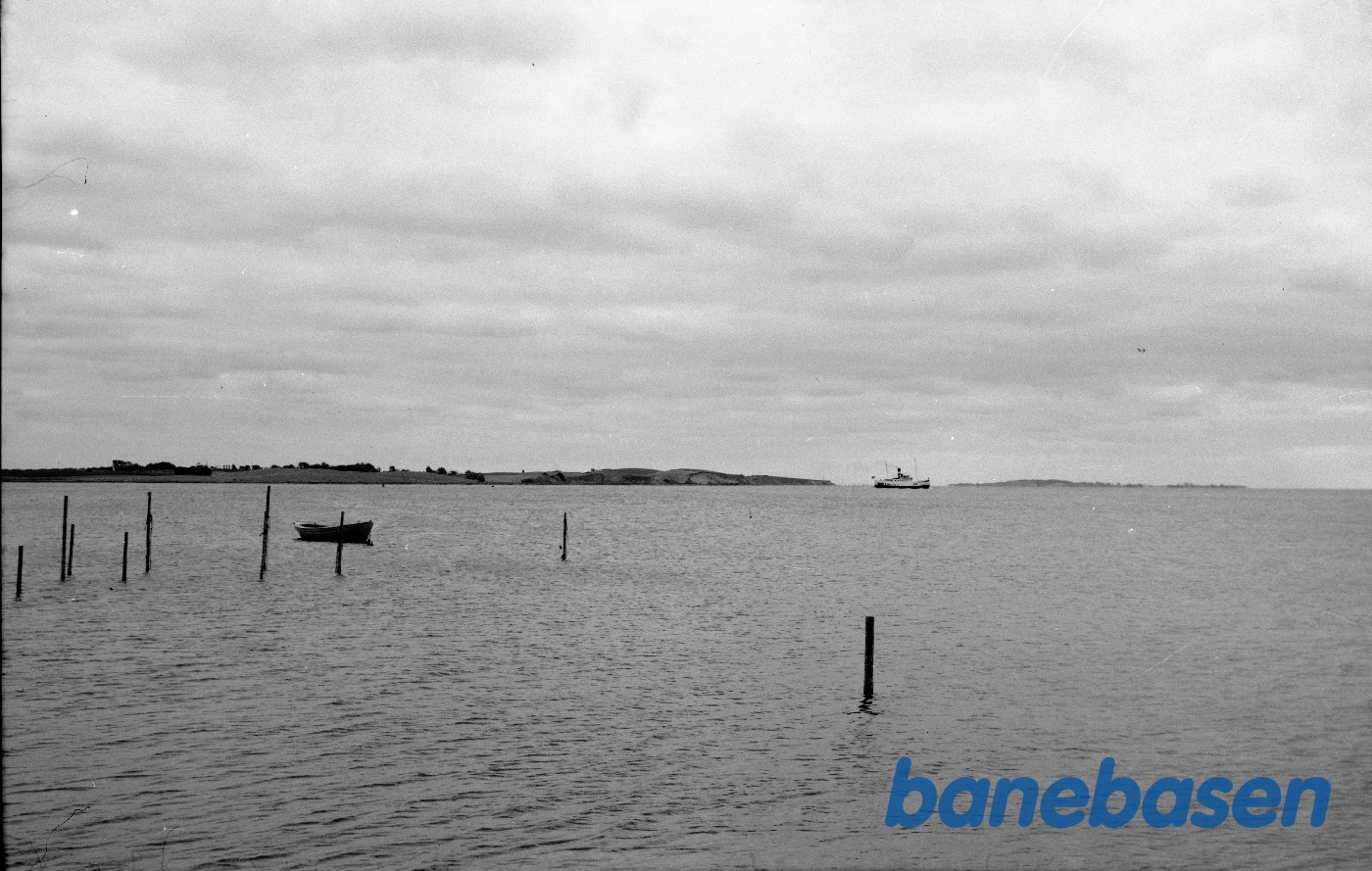 Skibet er Sydfynske Dampskibsselskab S/S TRANEKJÆR, som fra 27. november, 1963 til 21. december, 1965 besejrede ruten Faaborg -Kappeln. Skibet er under udsejling fra Faaborg Skibet er Sydfynske Dampskibsselskab S/S TRANEKJÆR, som fra 27. november, 1963 til 21. december, 1965 besejrede ruten Faaborg -Kappeln. Skibet er under udsejling fra Faaborg