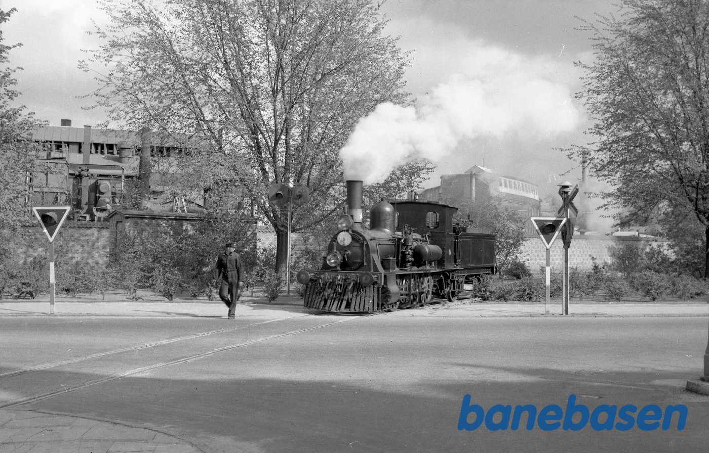 Damplokomotiv OHJ nr. 5 passerer Kronborgvej Damplokomotiv OHJ nr. 5 passerer Kronborgvej