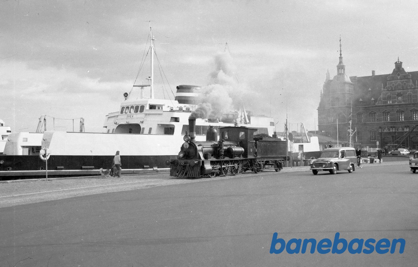 Damplokomotiv OHJ nr. 5, i baggrunden M/F Svea Damplokomotiv OHJ nr. 5, i baggrunden M/F Svea