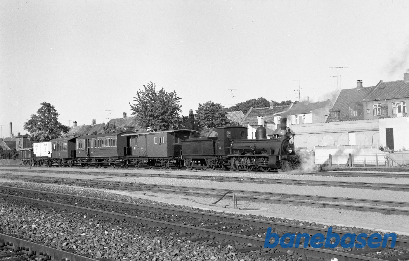 OHJ Nr. 5 + HHGB D 1 + NFJ A 7 + GDS C 40 + ZB 99571 + FJ Z 509517 på vej til Maribo OHJ Nr. 5 + HHGB D 1 + NFJ A 7 + GDS C 40 + ZB 99571 + FJ Z 509517 på vej til Maribo