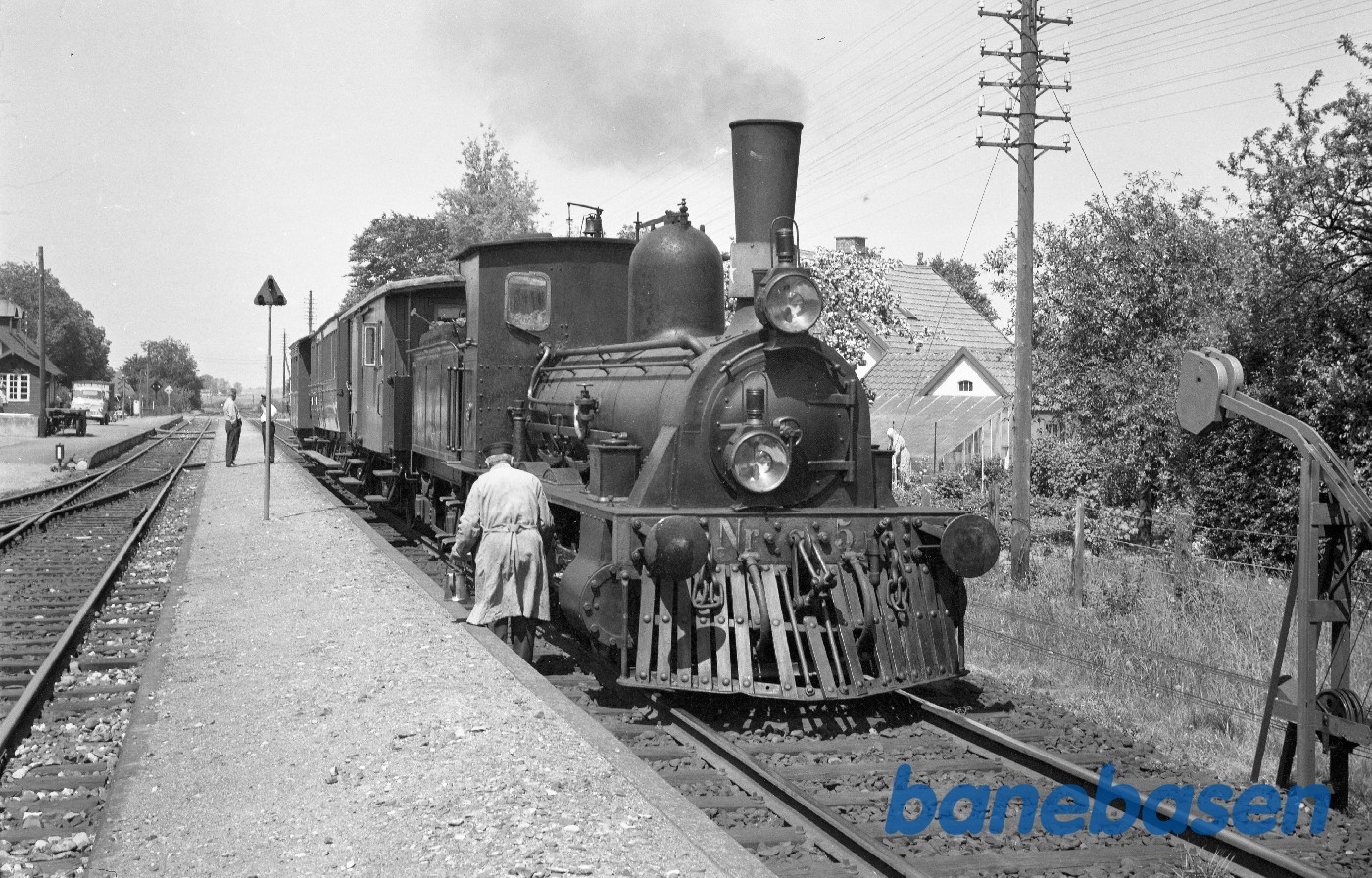 OHJ Nr. 5 + HHGB D 1 + NFJ A 7 + GDS C 40 + ZB 99571 + FJ Z 509517 på vej til Maribo OHJ Nr. 5 + HHGB D 1 + NFJ A 7 + GDS C 40 + ZB 99571 + FJ Z 509517 på vej til Maribo